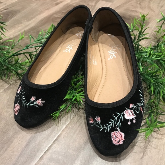Other - VELVET Floral embroidered ballet flats - like NEW